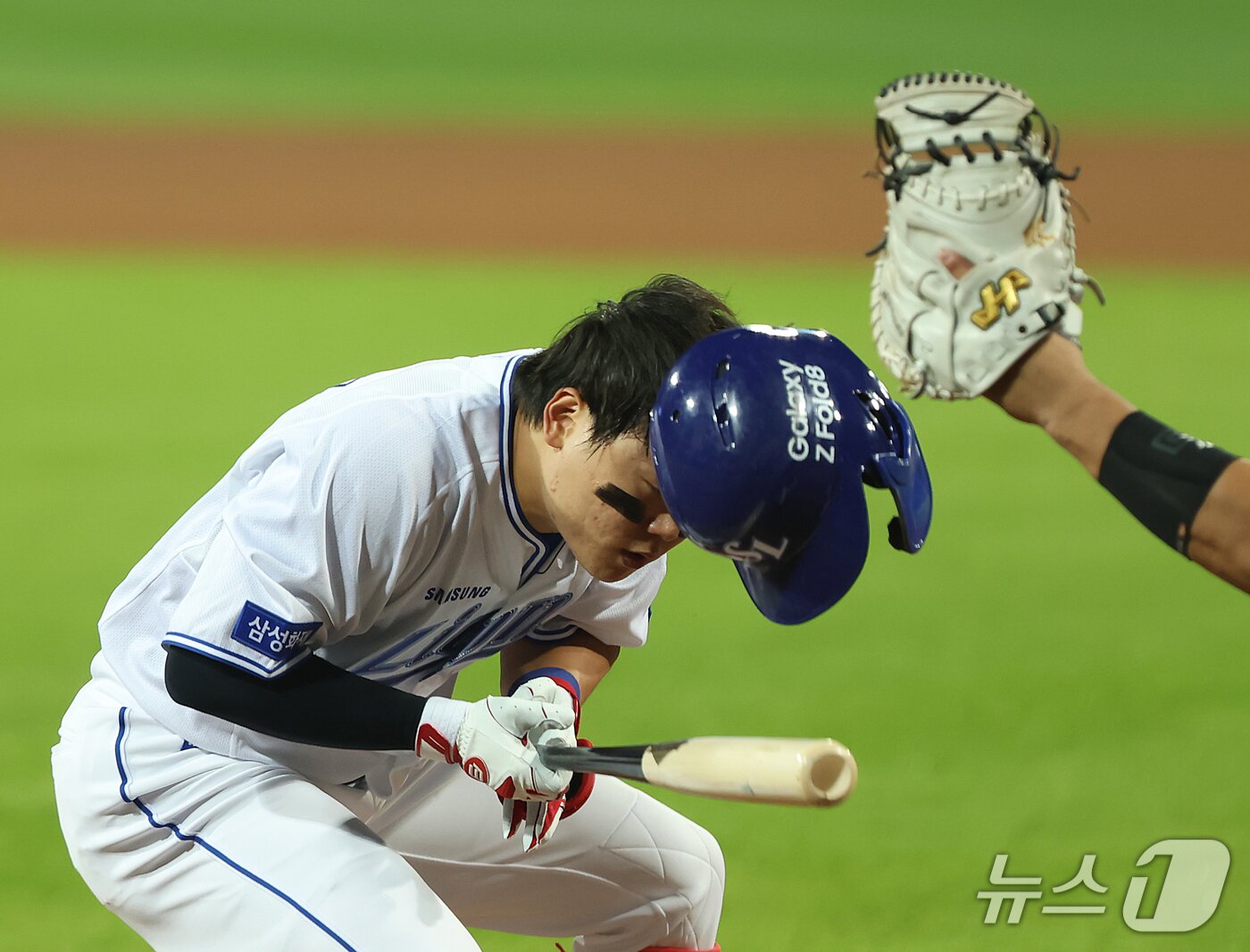본문 이미지 - 26일 오후 대구 삼성라이온즈파크에서 열린 프로야구 2026 신한 SOL KBO 포스트시즌 플레이오프 1차전 KIA 타이거즈와 삼성 라이온즈의 경기, 5회말 1사 상황 삼성 박승규가 KIA 선발 네일이 던진 공에 머리를 맞고 있다. KIA 선발 네일은 헤드샷 투구로 퇴장. 2026.10.26 ⓒ 뉴스1 공정식 기자