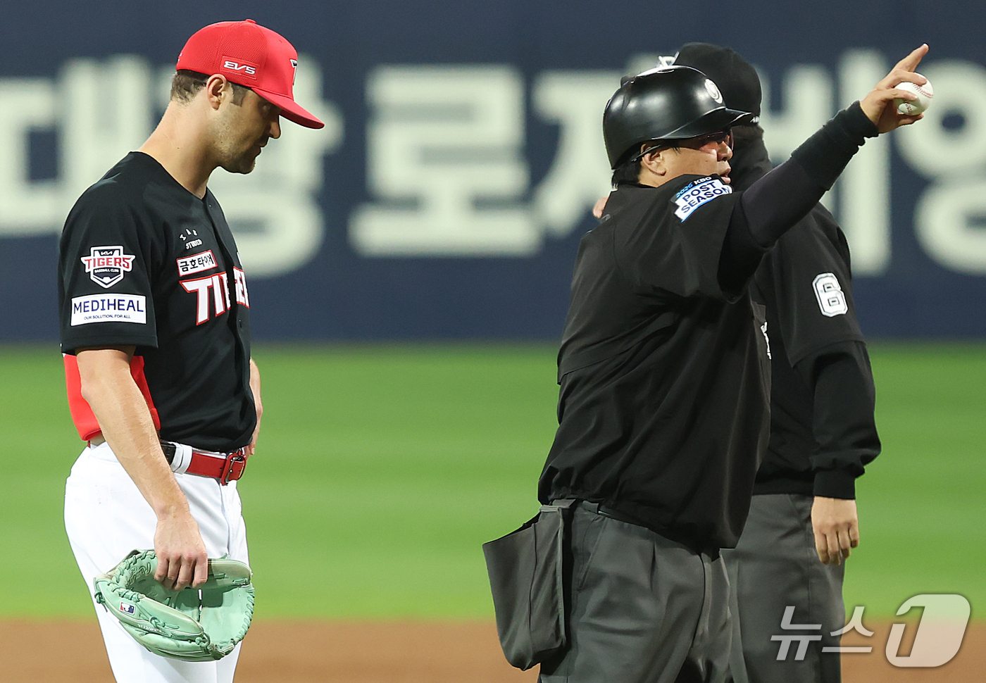 (대구=뉴스1) 공정식 기자 = 26일 오후 대구 삼성라이온즈파크에서 열린 프로야구 2026 신한 SOL KBO 포스트시즌 플레이오프 1차전 KIA 타이거즈와 삼성 라이온즈의 경기 …