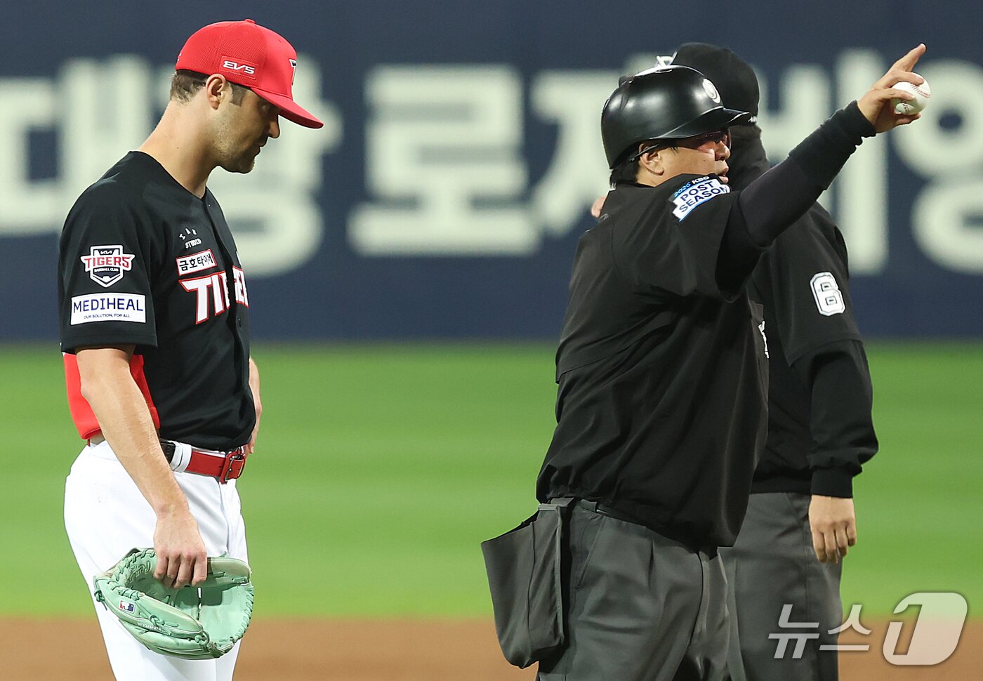 본문 이미지 - 26일 오후 대구 삼성라이온즈파크에서 열린 프로야구 2026 신한 SOL KBO 포스트시즌 플레이오프 1차전 KIA 타이거즈와 삼성 라이온즈의 경기, 5회말 1사 상황 삼성 박승규에게 헤드샷 투구를 한 KIA 선발 네일이 퇴장 당하고 있다. 2026.10.26 ⓒ 뉴스1 공정식 기자