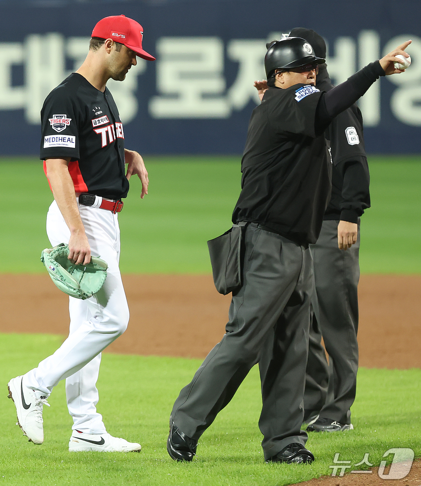 (대구=뉴스1) 공정식 기자 = 26일 오후 대구 삼성라이온즈파크에서 열린 프로야구 2026 신한 SOL KBO 포스트시즌 플레이오프 1차전 KIA 타이거즈와 삼성 라이온즈의 경기 …
