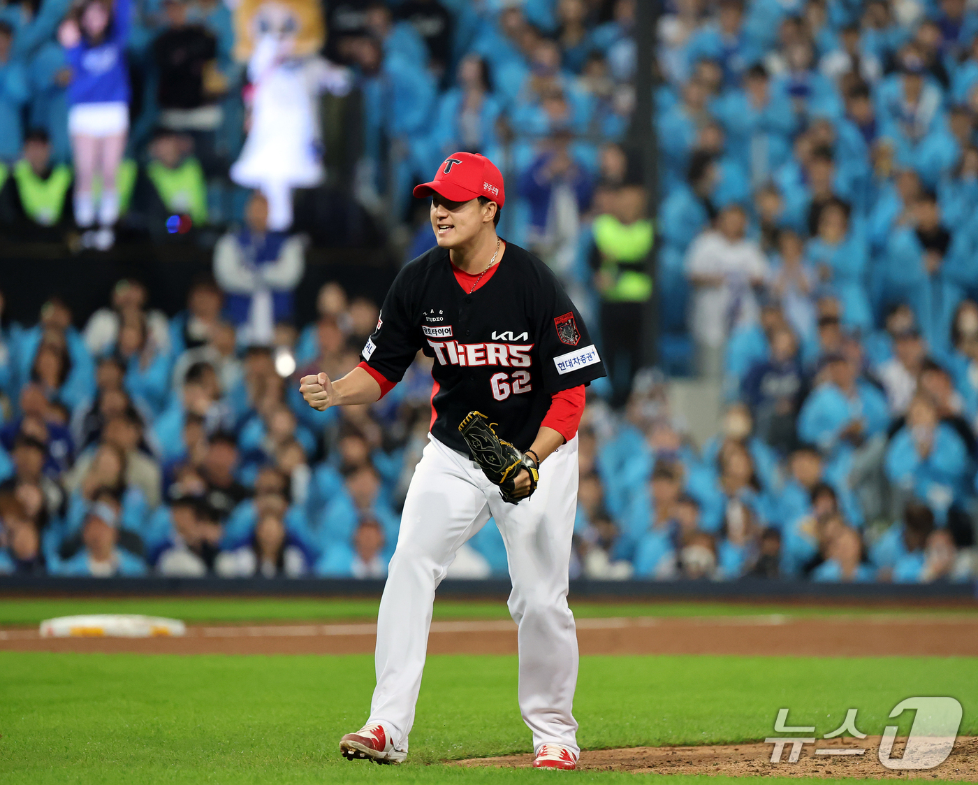 (대구=뉴스1) 김진환 기자 = 26일 오후 대구 삼성라이온즈파크에서 열린 프로야구 2026 신한 SOL KBO 포스트시즌 플레이오프 1차전 KIA 타이거즈와 삼성 라이온즈의 경기 …