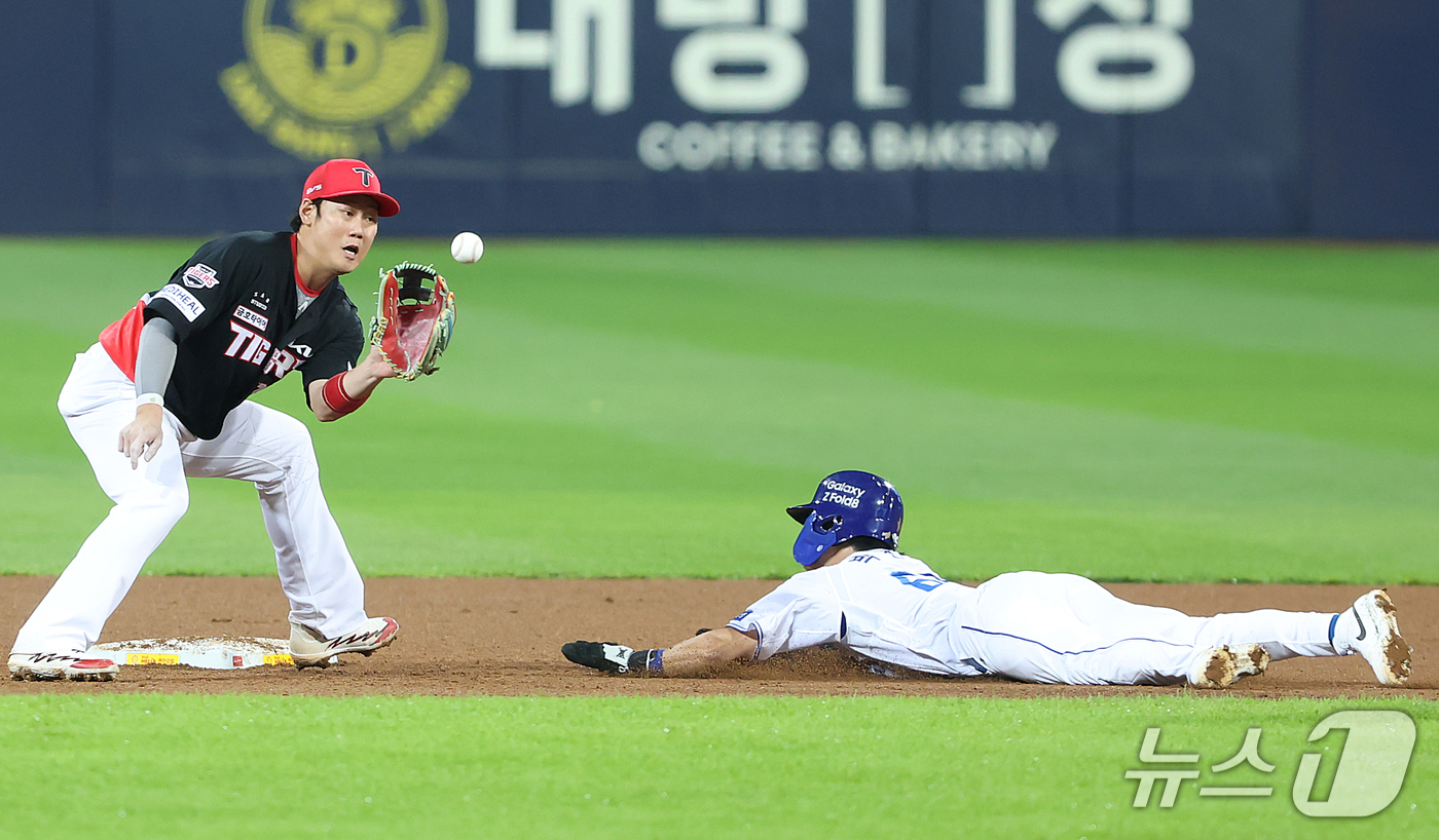 (대구=뉴스1) 공정식 기자 = 26일 오후 대구 삼성라이온즈파크에서 열린 프로야구 2026 신한 SOL KBO 포스트시즌 플레이오프 1차전 KIA 타이거즈와 삼성 라이온즈의 경기 …