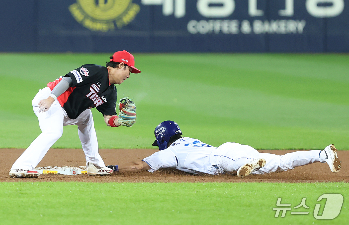 (대구=뉴스1) 공정식 기자 = 26일 오후 대구 삼성라이온즈파크에서 열린 프로야구 2026 신한 SOL KBO 포스트시즌 플레이오프 1차전 KIA 타이거즈와 삼성 라이온즈의 경기 …