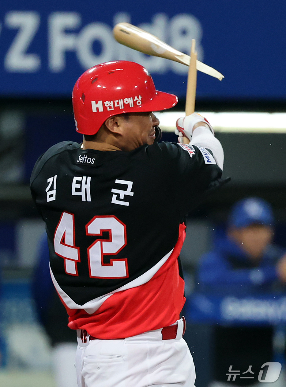(대구=뉴스1) 김진환 기자 = 26일 오후 대구 삼성라이온즈파크에서 열린 프로야구 2026 신한 SOL KBO 포스트시즌 플레이오프 1차전 KIA 타이거즈와 삼성 라이온즈의 경기 …