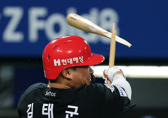 부러지는 김태군의 배트