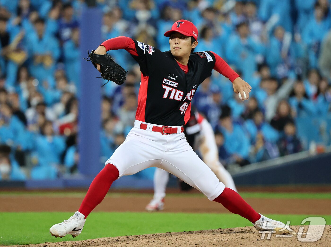 본문 이미지 - 26일 오후 대구 삼성라이온즈파크에서 열린 프로야구 2026 신한 SOL KBO 포스트시즌 플레이오프 1차전 KIA 타이거즈와 삼성 라이온즈의 경기, KIA 이의리가 6회말 등판해 힘차게 공을 던지고 있다. 2026.10.26 ⓒ 뉴스1 김진환 기자