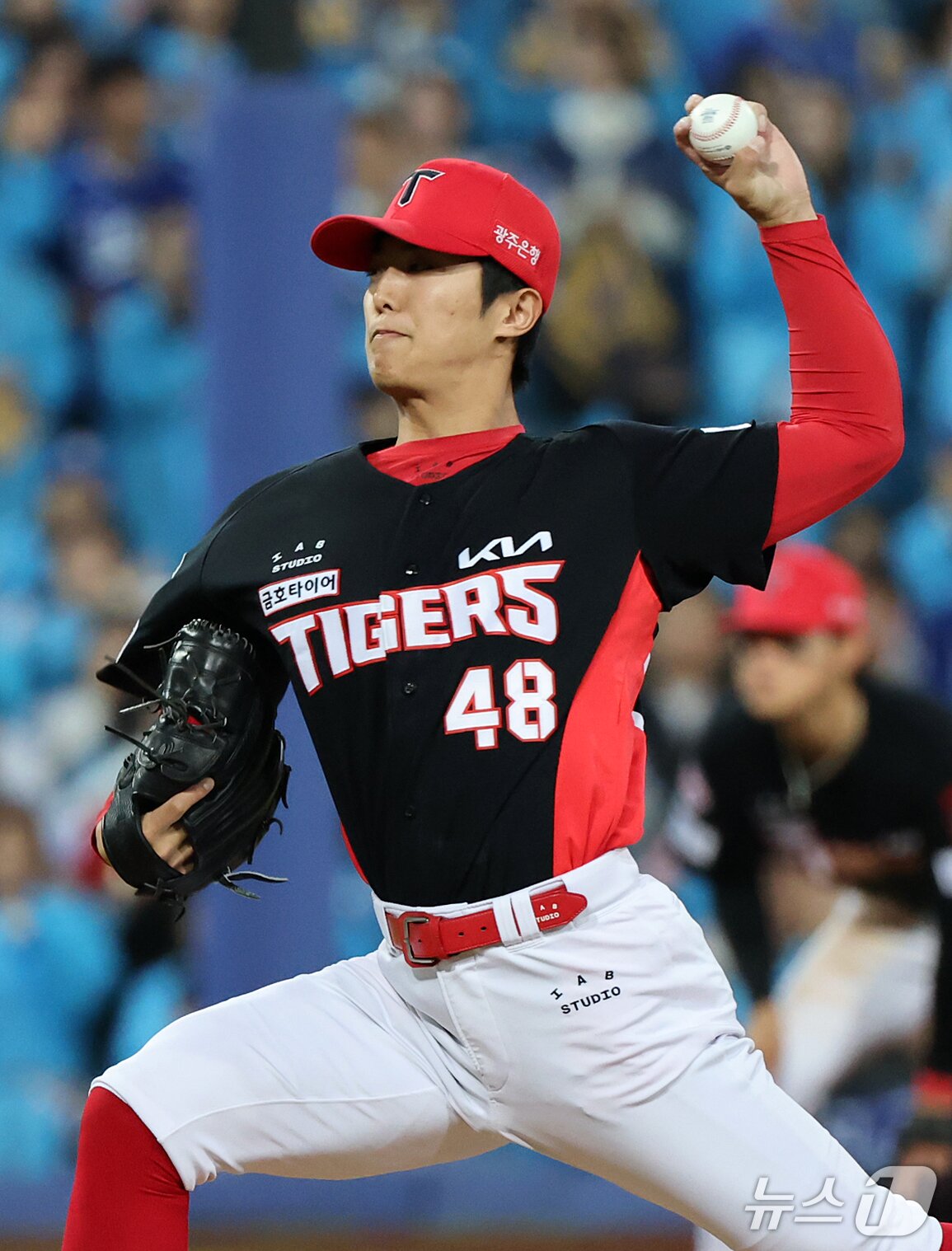 본문 이미지 - 26일 오후 대구 삼성라이온즈파크에서 열린 프로야구 2026 신한 SOL KBO 포스트시즌 플레이오프 1차전 KIA 타이거즈와 삼성 라이온즈의 경기, KIA 이의리가 6회말 등판해 힘차게 공을 던지고 있다. 2026.10.26 ⓒ 뉴스1 김진환 기자
