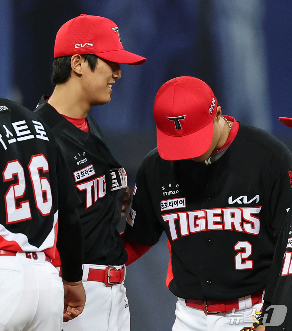 (대구=뉴스1) 김진환 기자 = 26일 오후 대구 삼성라이온즈파크에서 열린 프로야구 2026 신한 SOL KBO 포스트시즌 플레이오프 1차전 KIA 타이거즈와 삼성 라이온즈의 경기 …