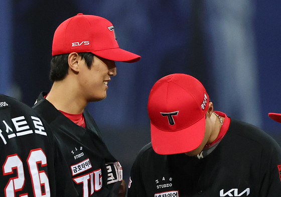 실책한 박민 다독이는 이의리