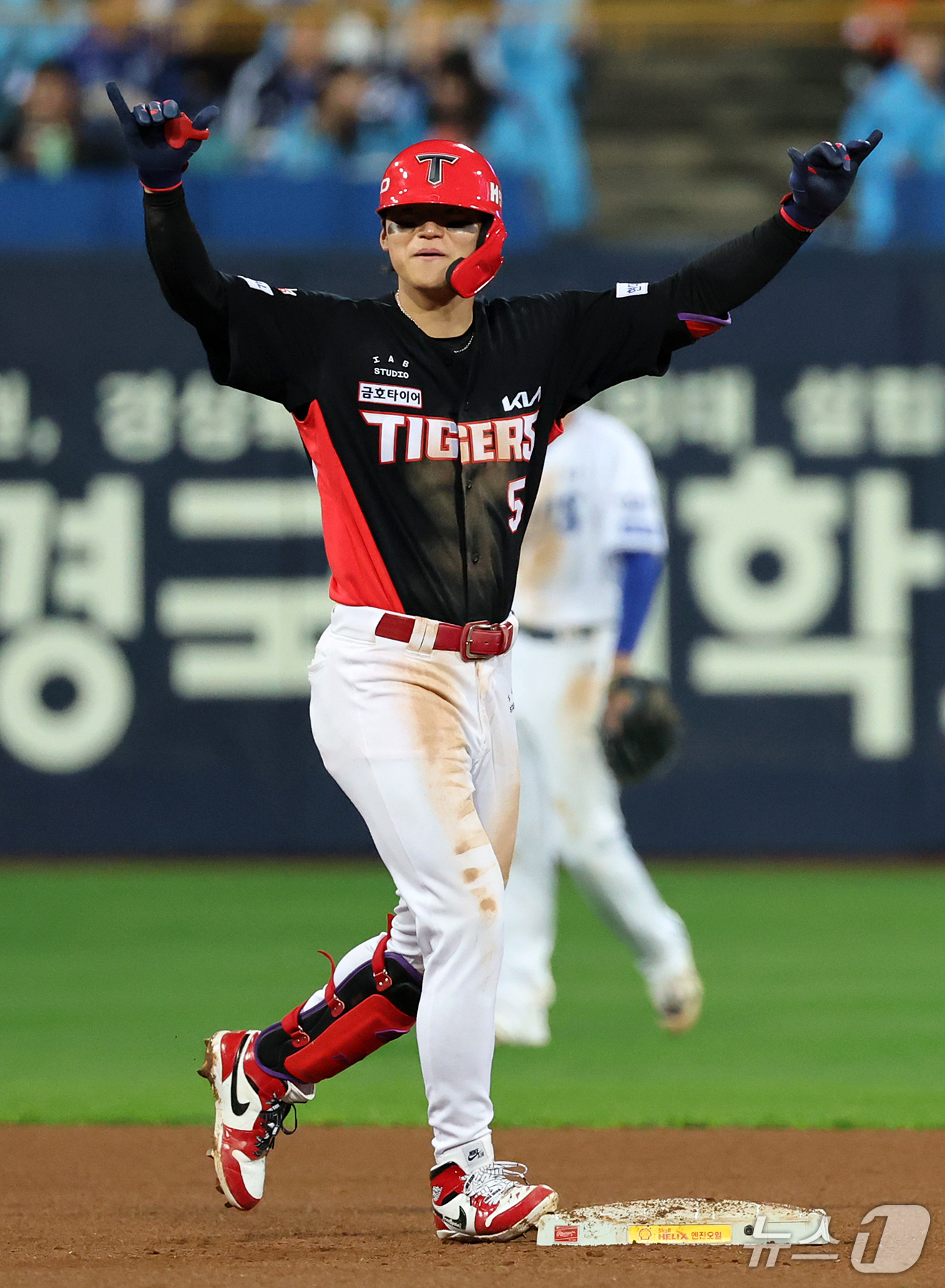 (대구=뉴스1) 김진환 기자 = 26일 오후 대구 삼성라이온즈파크에서 열린 프로야구 2026 신한 SOL KBO 포스트시즌 플레이오프 1차전 KIA 타이거즈와 삼성 라이온즈의 경기 …