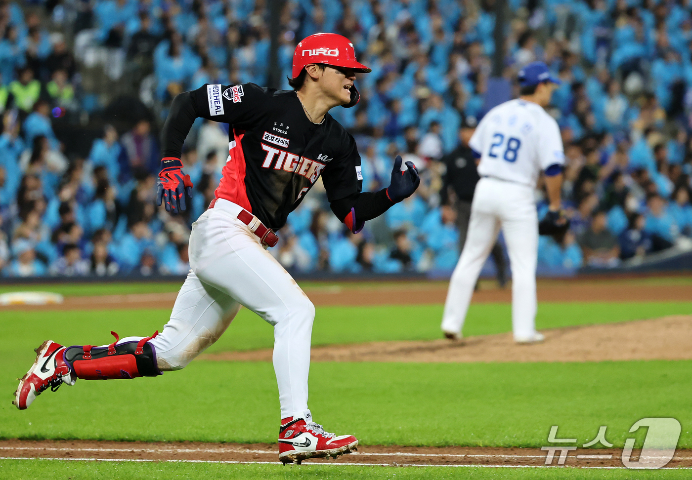 (대구=뉴스1) 김진환 기자 = 26일 오후 대구 삼성라이온즈파크에서 열린 프로야구 2026 신한 SOL KBO 포스트시즌 플레이오프 1차전 KIA 타이거즈와 삼성 라이온즈의 경기 …