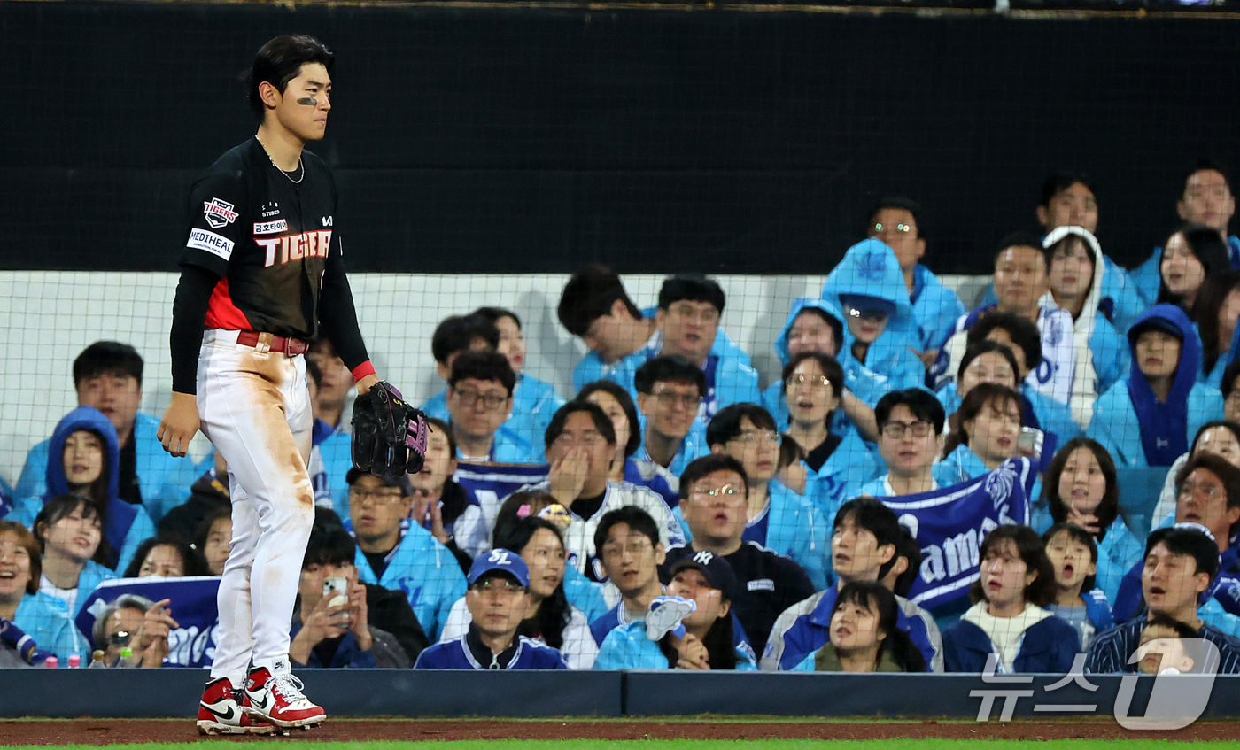 (대구=뉴스1) 김진환 기자 = 26일 오후 대구 삼성라이온즈파크에서 열린 프로야구 2026 신한 SOL KBO 포스트시즌 플레이오프 1차전 KIA 타이거즈와 삼성 라이온즈의 경기 …