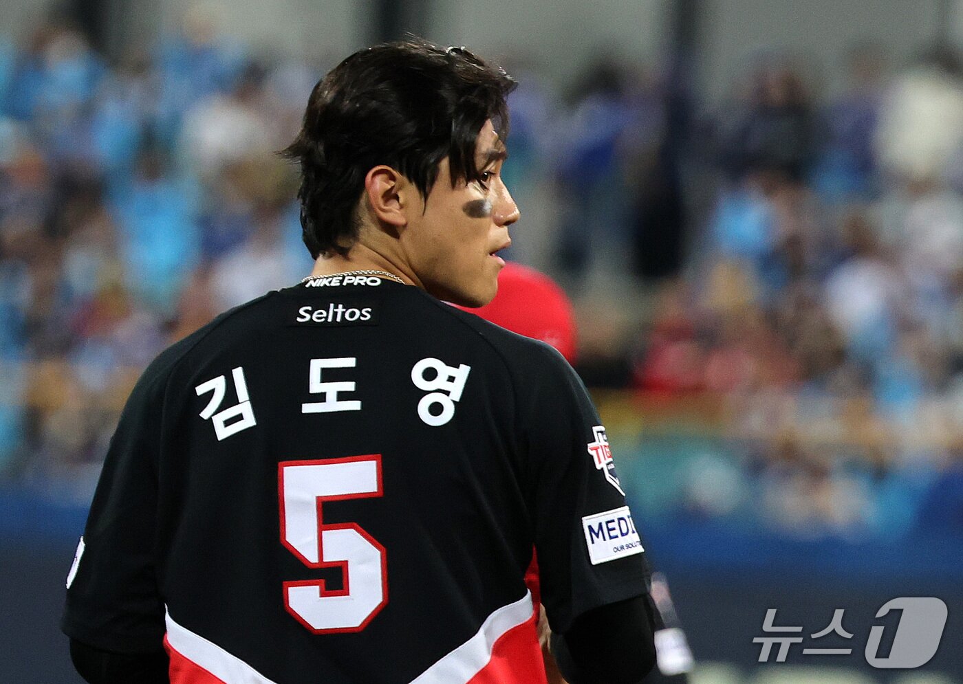 본문 이미지 - 26일 오후 대구 삼성라이온즈파크에서 열린 프로야구 2026 신한 SOL KBO 포스트시즌 플레이오프 1차전 KIA 타이거즈와 삼성 라이온즈의 경기, KIA 3루수 김도영이 8회말 삼성 선두타자 김영웅의 파울 타구를 잡아낸 후 수비 위치로 향하고 있다. 2026.10.26 ⓒ 뉴스1 박지혜 기자