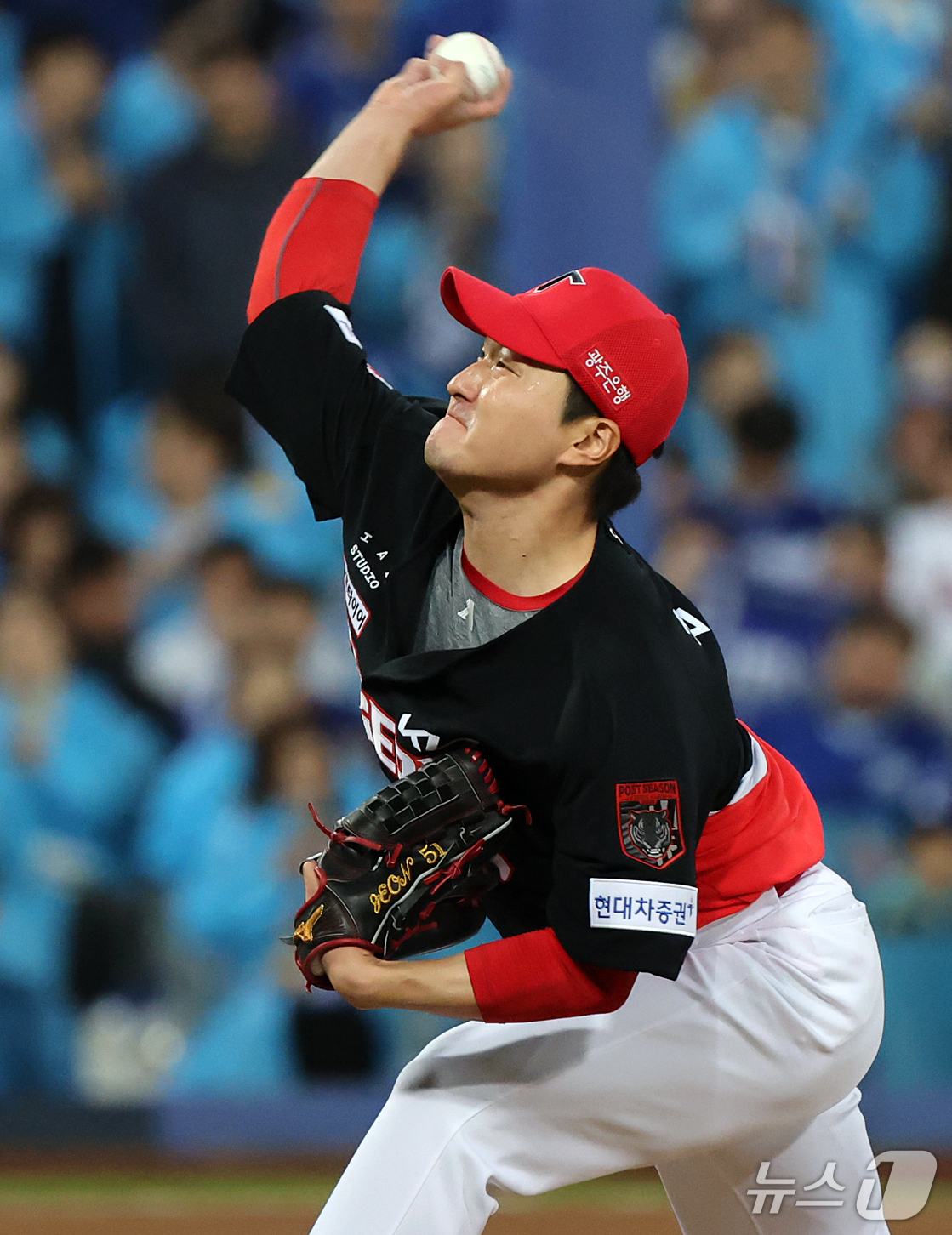 (대구=뉴스1) 김진환 기자 = 26일 오후 대구 삼성라이온즈파크에서 열린 프로야구 2026 신한 SOL KBO 포스트시즌 플레이오프 1차전 KIA 타이거즈와 삼성 라이온즈의 경기 …