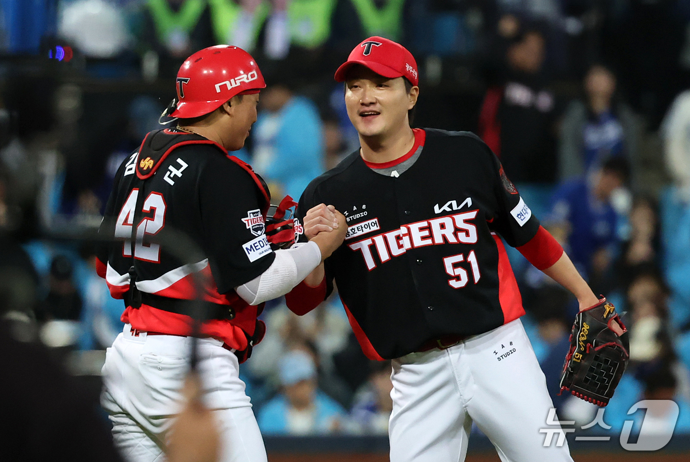 (대구=뉴스1) 김진환 기자 = 26일 오후 대구 삼성라이온즈파크에서 열린 프로야구 2026 신한 SOL KBO 포스트시즌 플레이오프 1차전 KIA 타이거즈와 삼성 라이온즈의 경기 …
