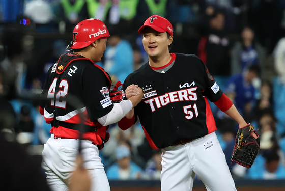 KIA, PO 1차전 5대1 승리