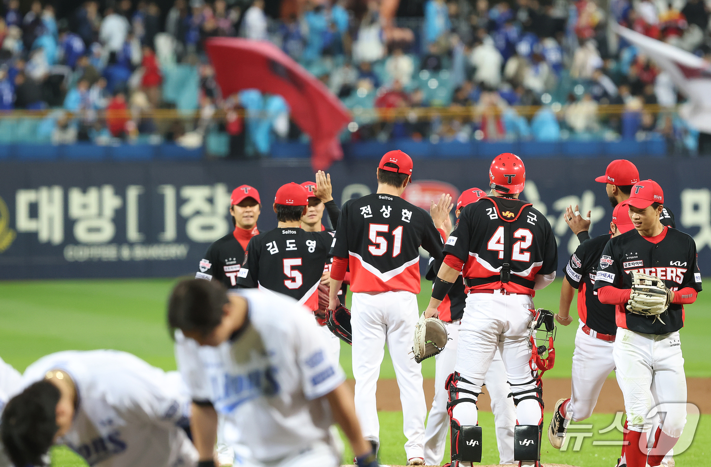 (대구=뉴스1) 공정식 기자 = 26일 오후 대구 삼성라이온즈파크에서 열린 프로야구 2026 신한 SOL KBO 포스트시즌 플레이오프 1차전 KIA 타이거즈와 삼성 라이온즈의 경기 …
