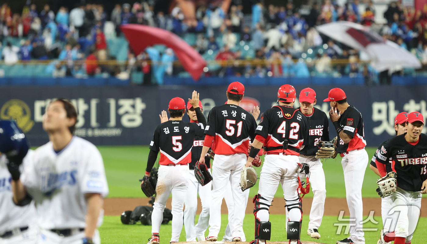 (대구=뉴스1) 공정식 기자 = 26일 오후 대구 삼성라이온즈파크에서 열린 프로야구 2026 신한 SOL KBO 포스트시즌 플레이오프 1차전 KIA 타이거즈와 삼성 라이온즈의 경기 …