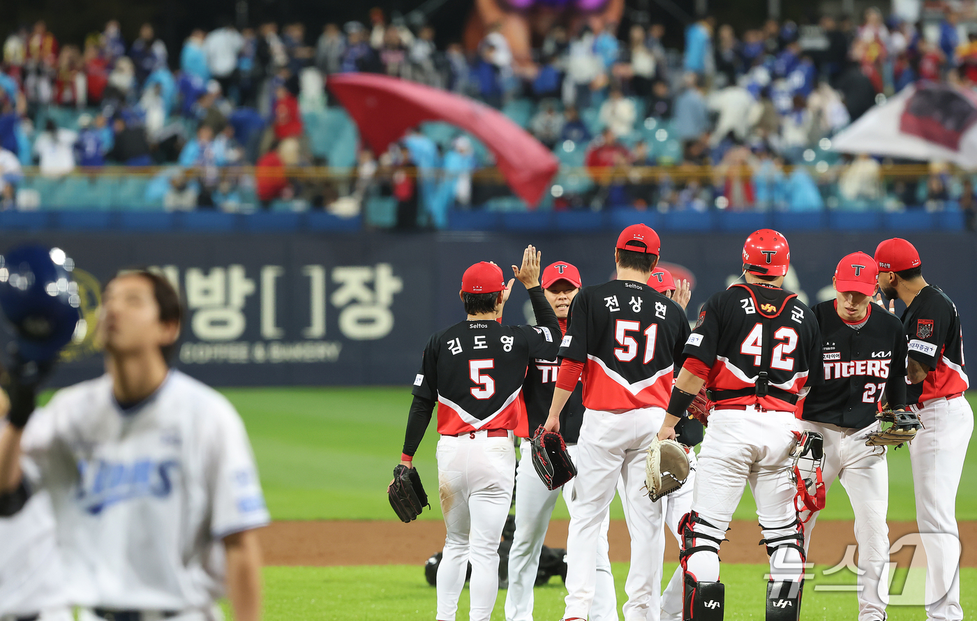 (대구=뉴스1) 공정식 기자 = 26일 오후 대구 삼성라이온즈파크에서 열린 프로야구 2026 신한 SOL KBO 포스트시즌 플레이오프 1차전 KIA 타이거즈와 삼성 라이온즈의 경기 …