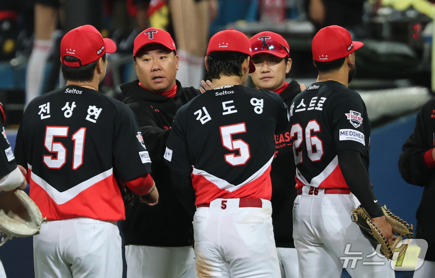 (대구=뉴스1) 박지혜 기자 = 이범호 감독이 격려하고 있다 캡션26일 오후 대구 삼성라이온즈파크에서 열린 프로야구 2026 신한 SOL KBO 포스트시즌 플레이오프 1차전 KIA …