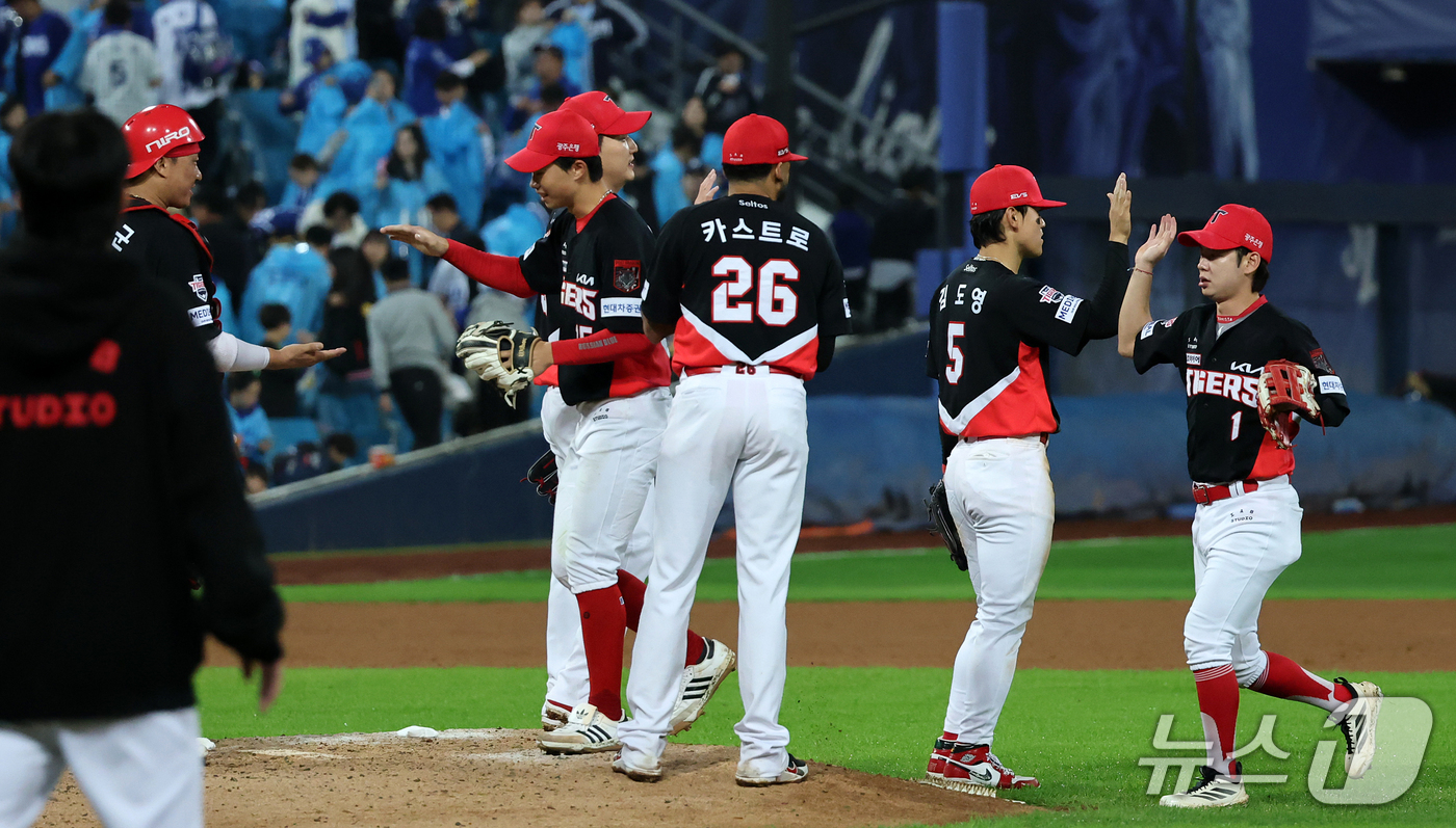(대구=뉴스1) 김진환 기자 = 26일 오후 대구 삼성라이온즈파크에서 열린 프로야구 2026 신한 SOL KBO 포스트시즌 플레이오프 1차전 KIA 타이거즈와 삼성 라이온즈의 경기 …