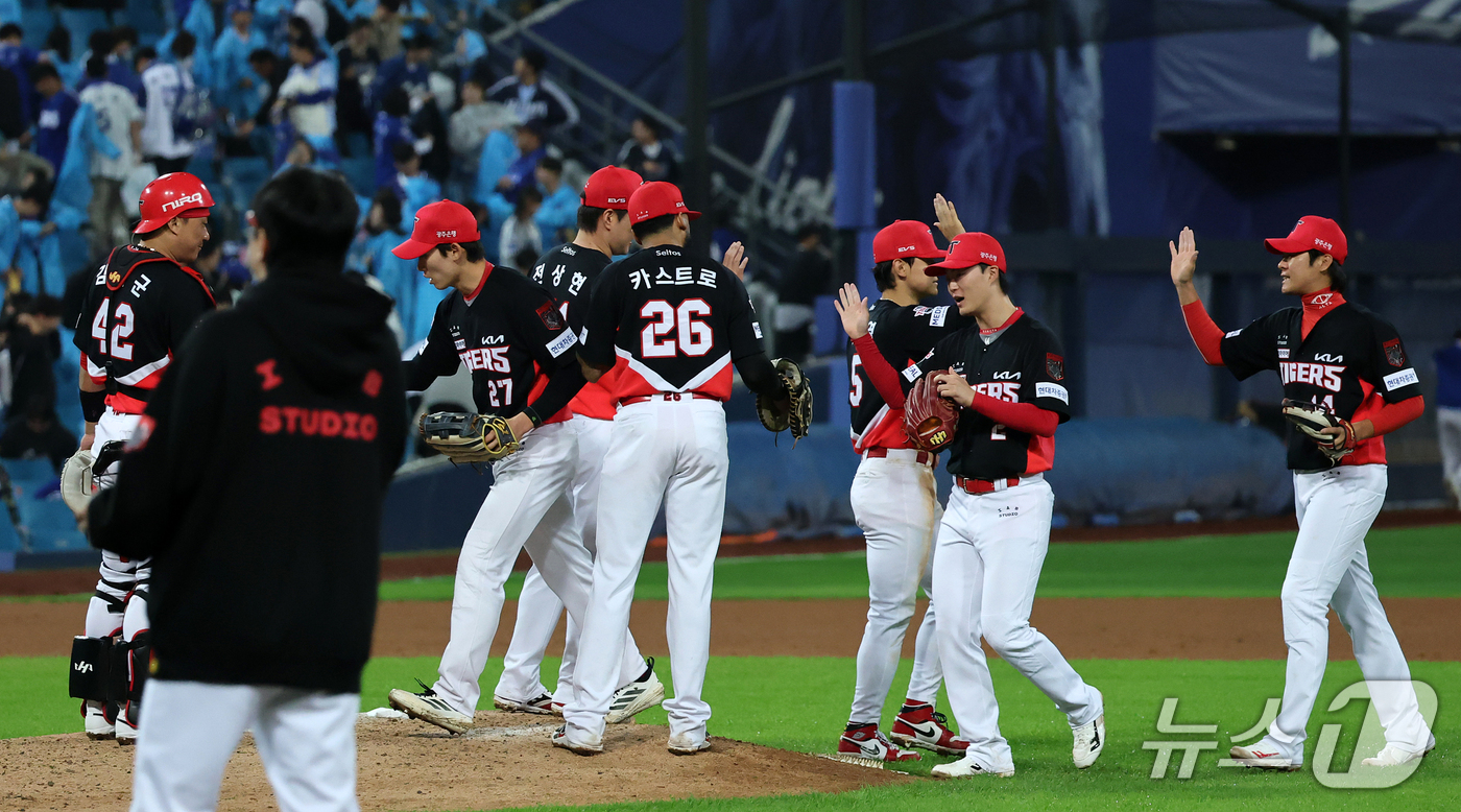 (대구=뉴스1) 김진환 기자 = 26일 오후 대구 삼성라이온즈파크에서 열린 프로야구 2026 신한 SOL KBO 포스트시즌 플레이오프 1차전 KIA 타이거즈와 삼성 라이온즈의 경기 …