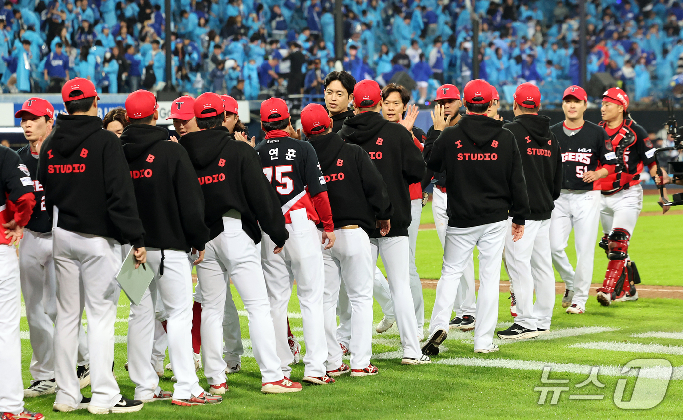 (대구=뉴스1) 김진환 기자 = 26일 오후 대구 삼성라이온즈파크에서 열린 프로야구 2026 신한 SOL KBO 포스트시즌 플레이오프 1차전 KIA 타이거즈와 삼성 라이온즈의 경기 …