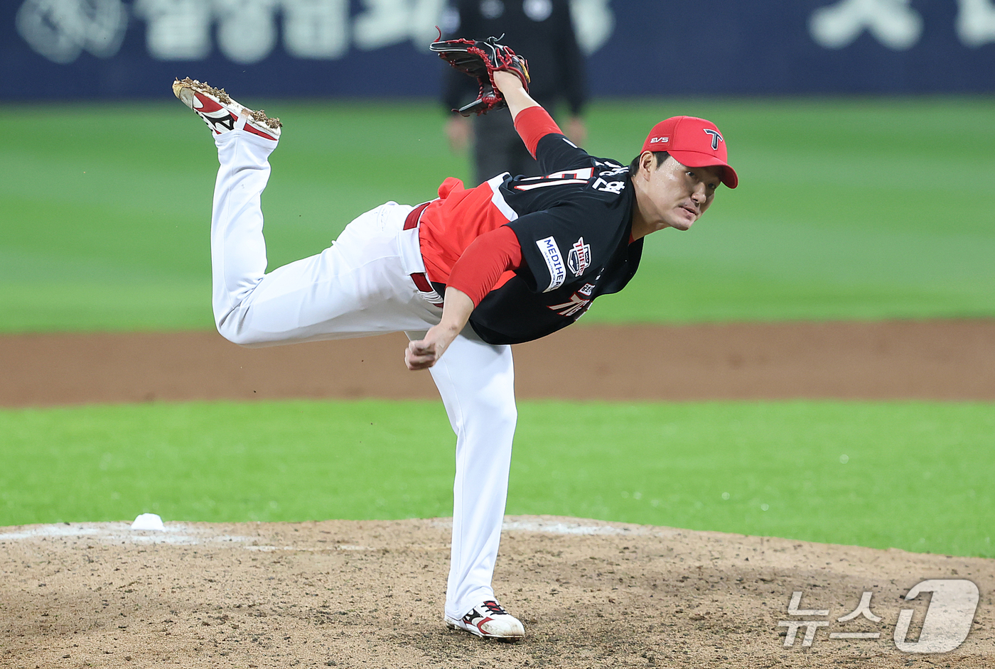 (대구=뉴스1) 공정식 기자 = 26일 오후 대구 삼성라이온즈파크에서 열린 프로야구 2026 신한 SOL KBO 포스트시즌 플레이오프 1차전 KIA 타이거즈와 삼성 라이온즈의 경기 …