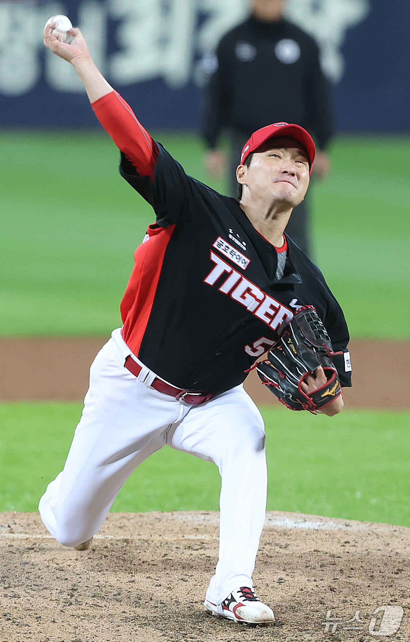 (대구=뉴스1) 공정식 기자 = 26일 오후 대구 삼성라이온즈파크에서 열린 프로야구 2026 신한 SOL KBO 포스트시즌 플레이오프 1차전 KIA 타이거즈와 삼성 라이온즈의 경기 …