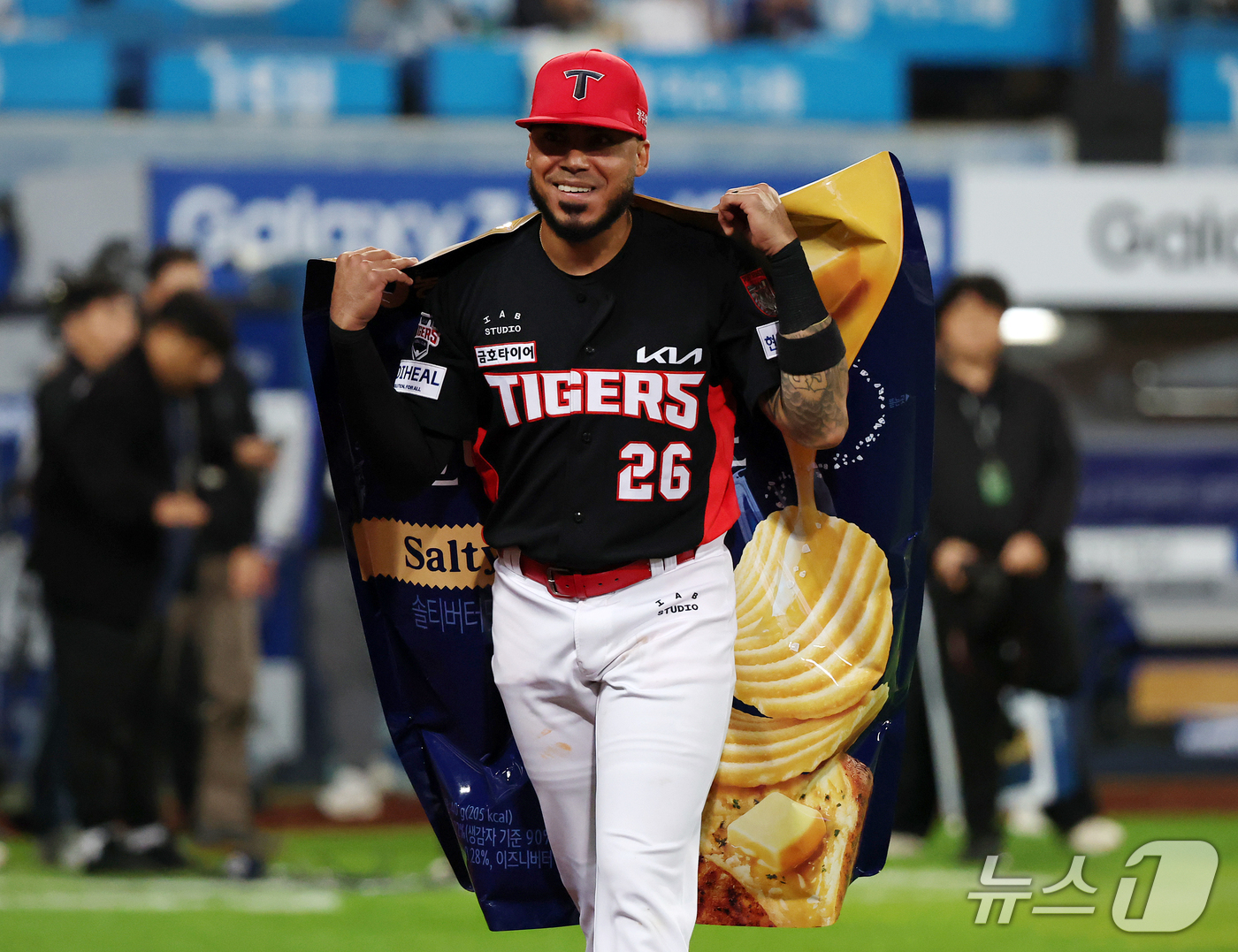 (대구=뉴스1) 김진환 기자 = 26일 오후 대구 삼성라이온즈파크에서 열린 프로야구 2026 신한 SOL KBO 포스트시즌 플레이오프 1차전 KIA 타이거즈와 삼성 라이온즈의 경기 …