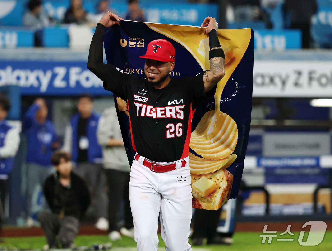 (대구=뉴스1) 김진환 기자 = 26일 오후 대구 삼성라이온즈파크에서 열린 프로야구 2026 신한 SOL KBO 포스트시즌 플레이오프 1차전 KIA 타이거즈와 삼성 라이온즈의 경기 …