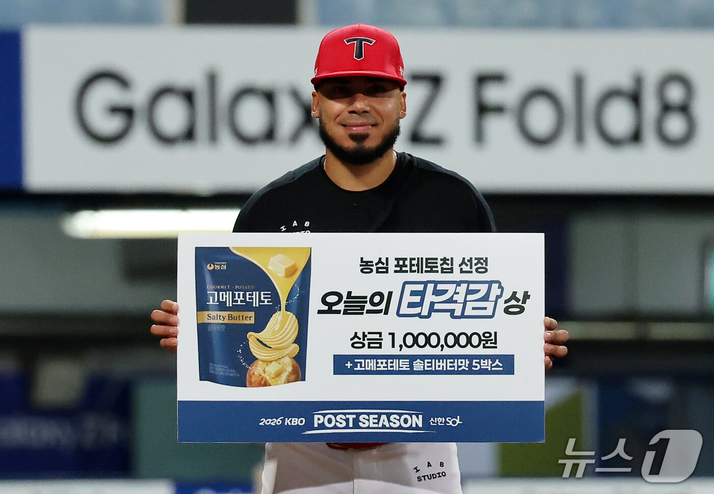 본문 이미지 - 26일 오후 대구 삼성라이온즈파크에서 열린 프로야구 2026 신한 SOL KBO 포스트시즌 플레이오프 1차전 KIA 타이거즈와 삼성 라이온즈의 경기, 4타수 3안타(1홈런) 3타점 2득점 맹활약을 펼치며 5대1 승리를 이끈 KIA 카스트로가 플레이오프 1차전 '오늘의 타격감 상'에 선정된 후 부상으로 받은 기념품을 안고 더그아웃으로 향하고 있다. 2026.10.26 ⓒ 뉴스1 김진환 기자