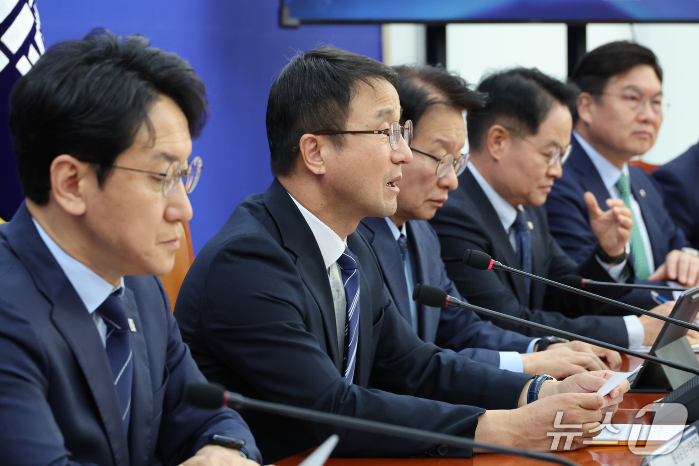 (서울=뉴스1) 신웅수 기자 = 한병도 더불어민주당 원내대표가 27일 서울 여의도 국회에서 열린 국정감사 대책회의에서 발언하고 있다. 2026.10.27/뉴스1