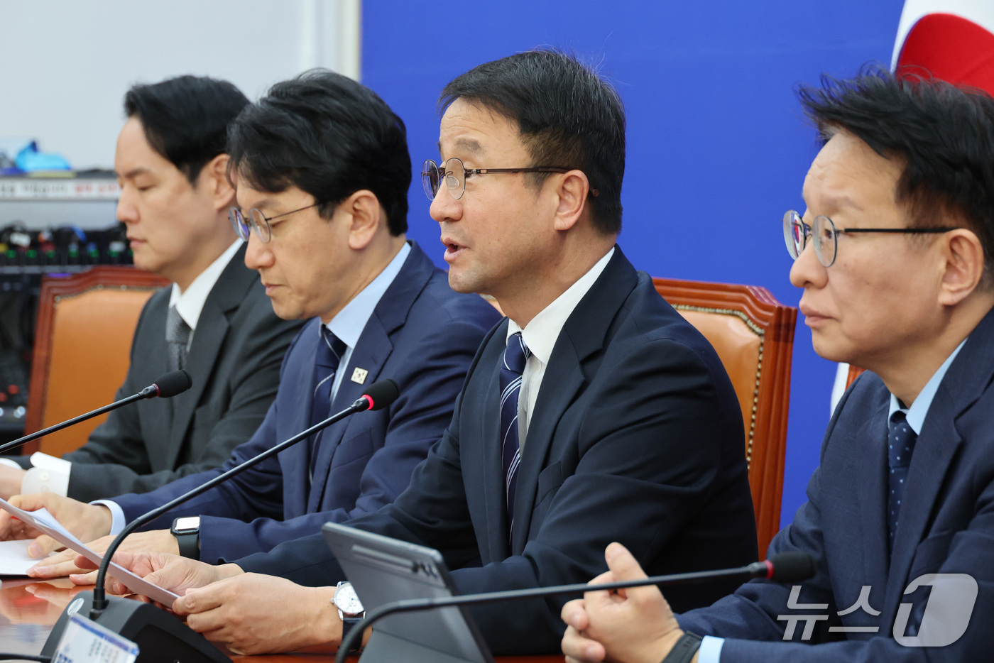 (서울=뉴스1) 신웅수 기자 = 한병도 더불어민주당 원내대표가 27일 서울 여의도 국회에서 열린 국정감사 대책회의에서 발언하고 있다. 2026.10.27/뉴스1