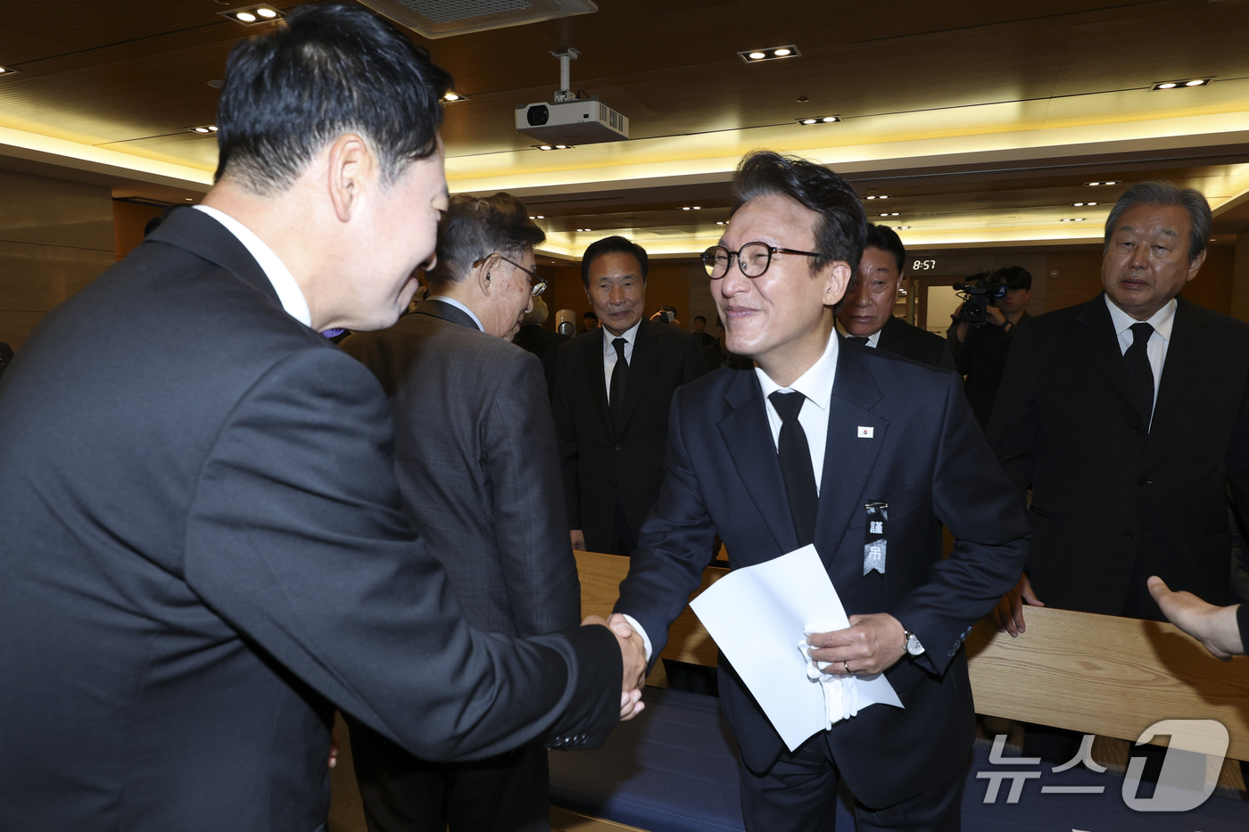 (서울=뉴스1) 김민지 기자 = 김민석 더불어민주당 대표와 장동혁 국민의힘 대표가 27일 오전 서울 강남구 삼성서울병원 장례식장에서 열린 고 최형우 전 내무부 장관 영결식에서 인사 …