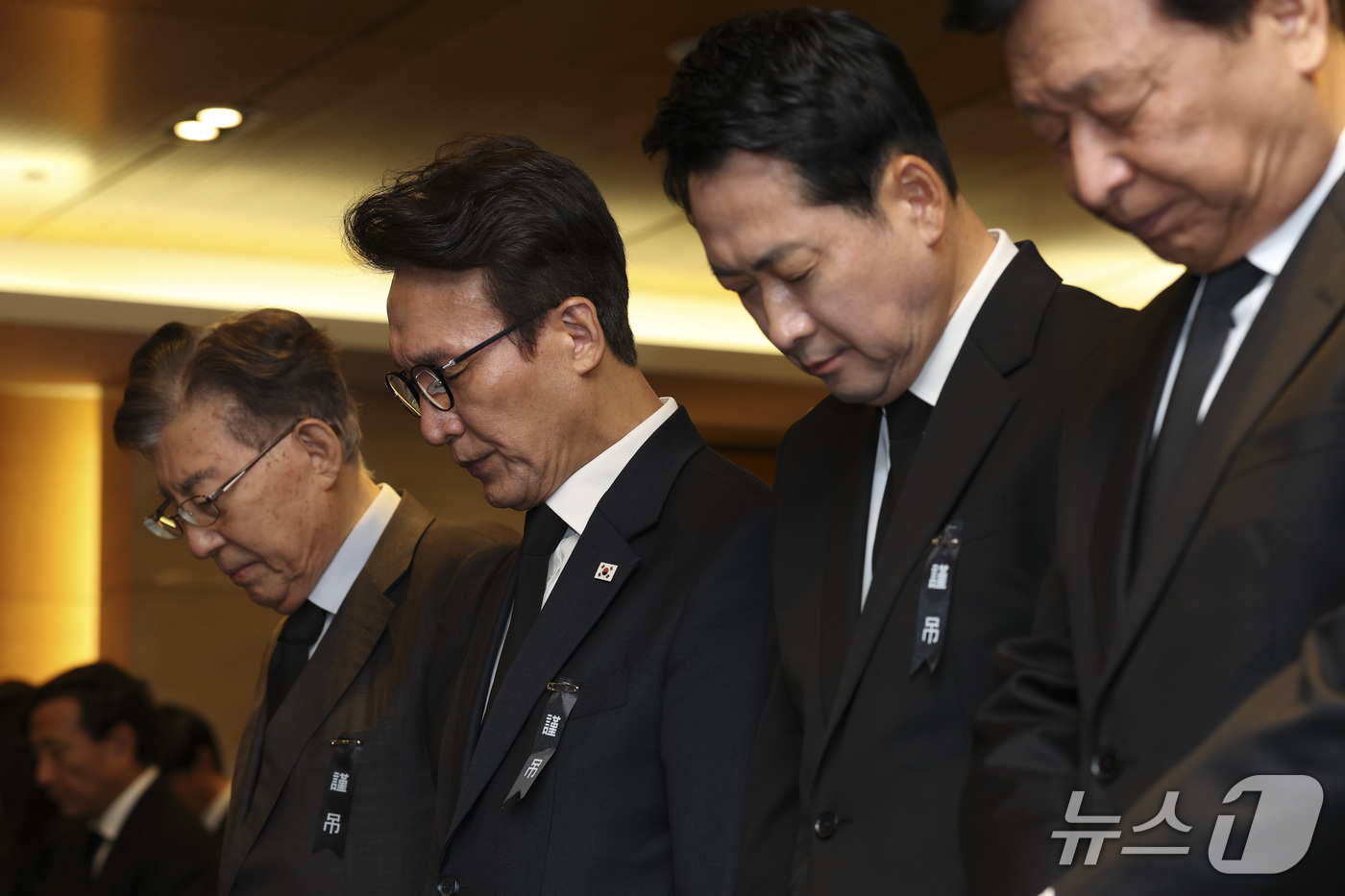 (서울=뉴스1) 김민지 기자 = 김민석 더불어민주당 대표(왼쪽 두 번째)와 장동혁 국민의힘 대표가 27일 오전 서울 강남구 삼성서울병원 장례식장에서 열린 고 최형우 전 내무부 장관 …