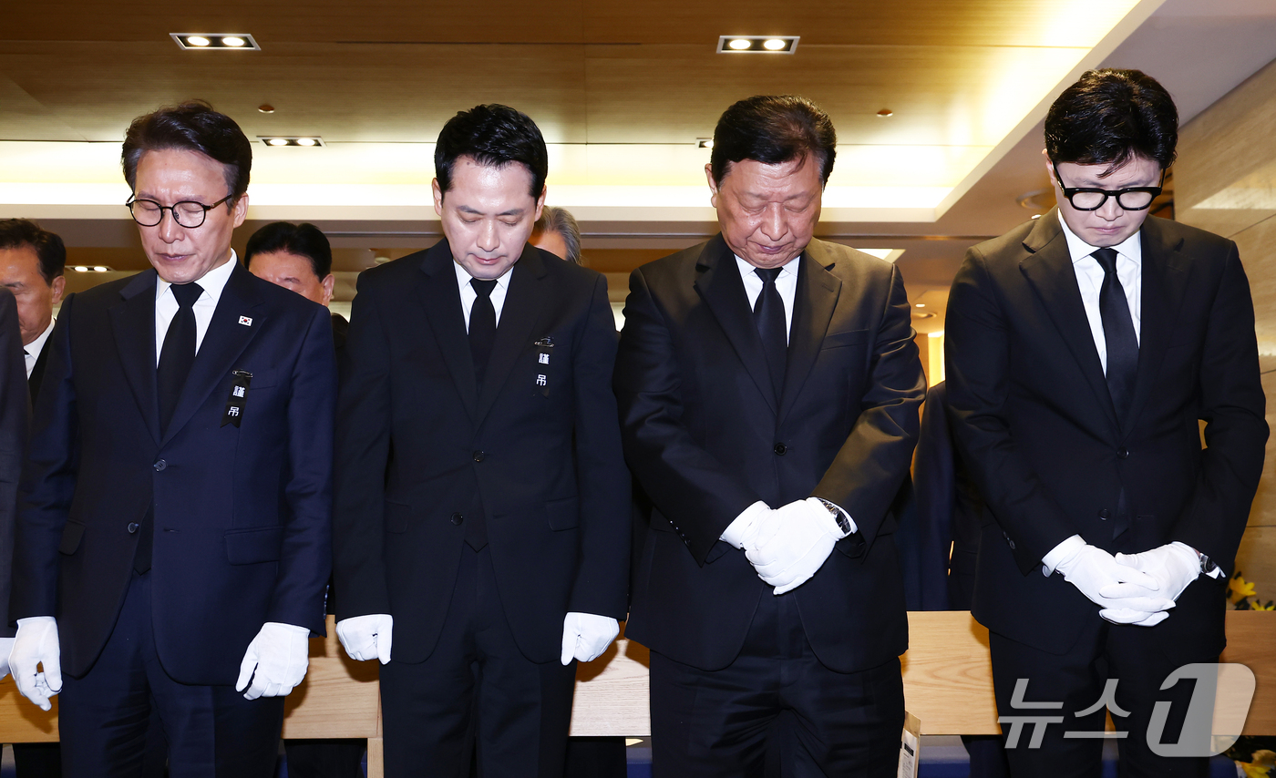 (서울=뉴스1) 김민지 기자 = 김민석 더불어민주당 대표(왼쪽부터)와 장동혁 국민의힘 대표가 27일 오전 서울 강남구 삼성서울병원 장례식장에서 열린 고 최형우 전 내무부 장관 영결 …