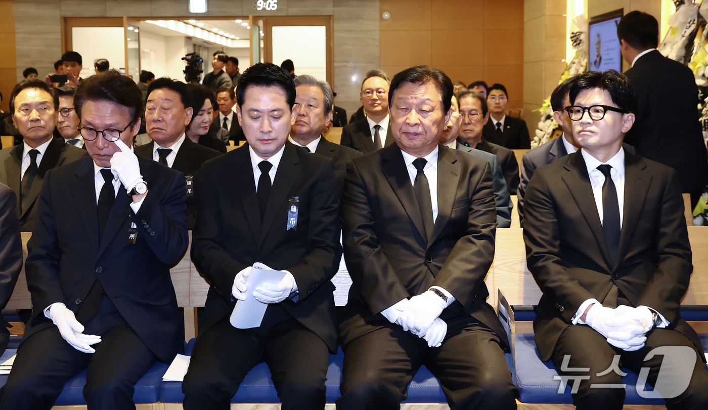 (서울=뉴스1) 김민지 기자 = 김민석 더불어민주당 대표(왼쪽부터)와 장동혁 국민의힘 대표가 27일 오전 서울 강남구 삼성서울병원 장례식장에서 열린 고 최형우 전 내무부 장관 영결 …