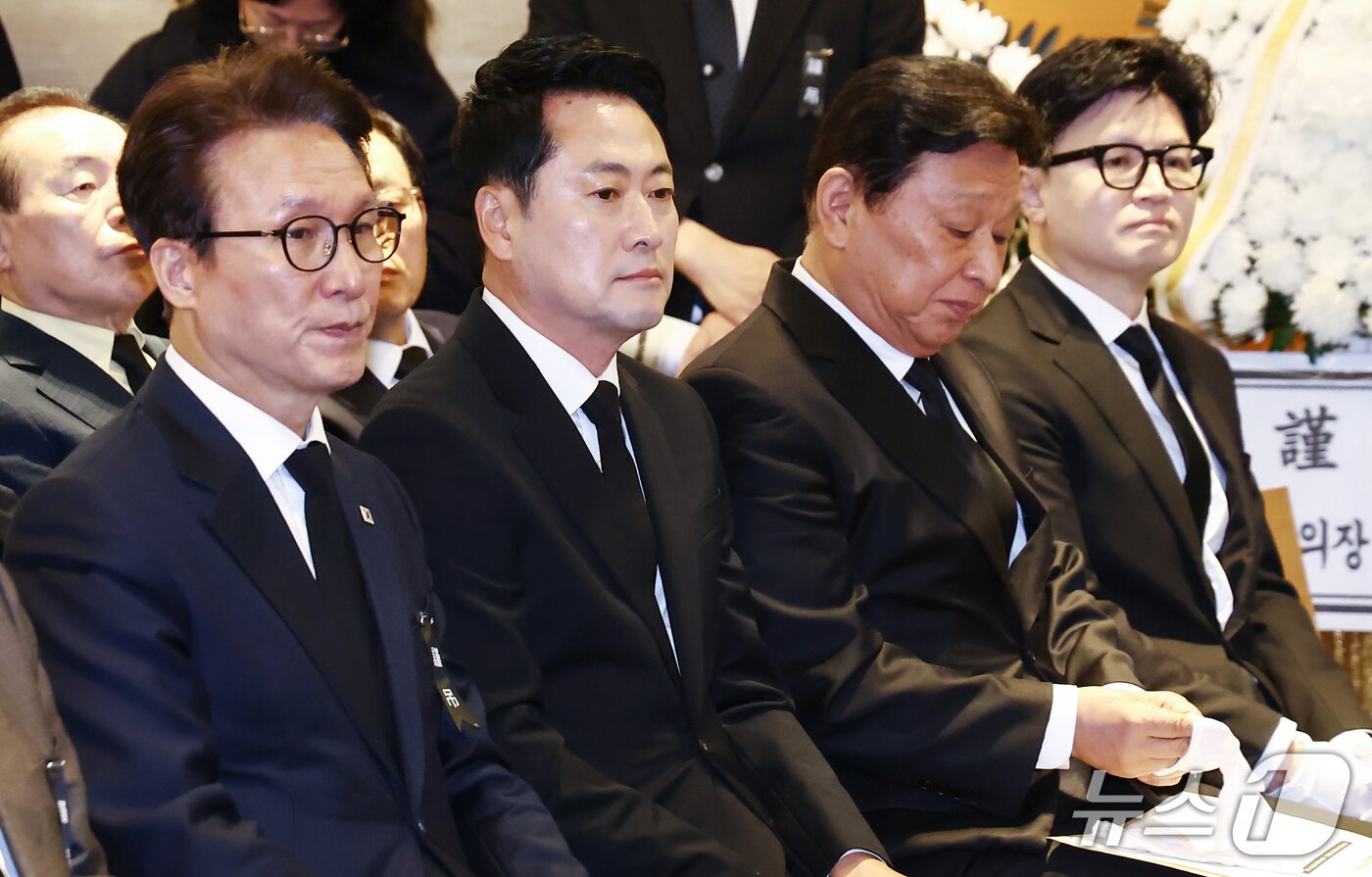 본문 이미지 - 김민석 더불어민주당 대표(왼쪽부터)와 장동혁 국민의힘 대표가 27일 오전 서울 강남구 삼성서울병원 장례식장에서 열린 고 최형우 전 내무부 장관 영결식에 참석해 자리하고 있다. 오른쪽은 한동훈 무소속 의원. 2026.10.27 ⓒ 뉴스1 김민지 기자