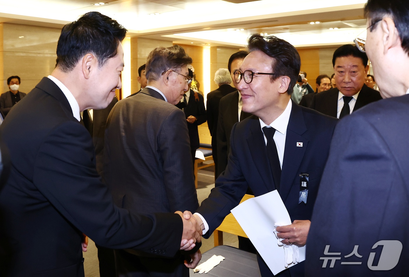 (서울=뉴스1) 김민지 기자 = 김민석 더불어민주당 대표(오른쪽)와 장동혁 국민의힘 대표가 27일 오전 서울 강남구 삼성서울병원 장례식장에서 열린 고 최형우 전 내무부 장관 영결식 …