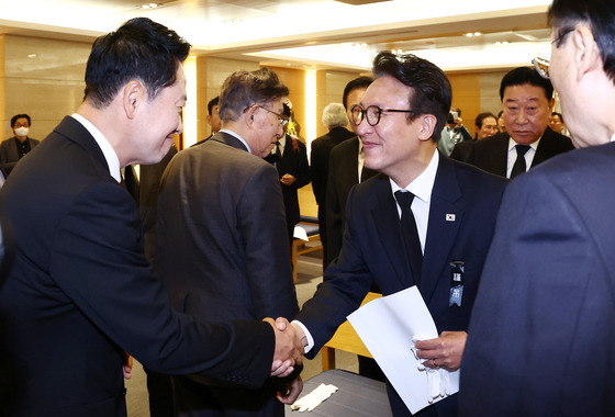 고 최형우 전 내부무 장관 영결식서 만난 김민석·장동혁