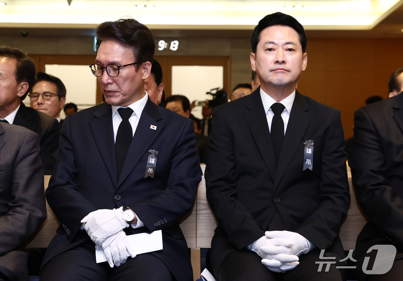 (서울=뉴스1) 김민지 기자 = 김민석 더불어민주당 대표(왼쪽)와 장동혁 국민의힘 대표가 27일 오전 서울 강남구 삼성서울병원 장례식장에서 열린 고 최형우 전 내무부 장관 영결식에 …