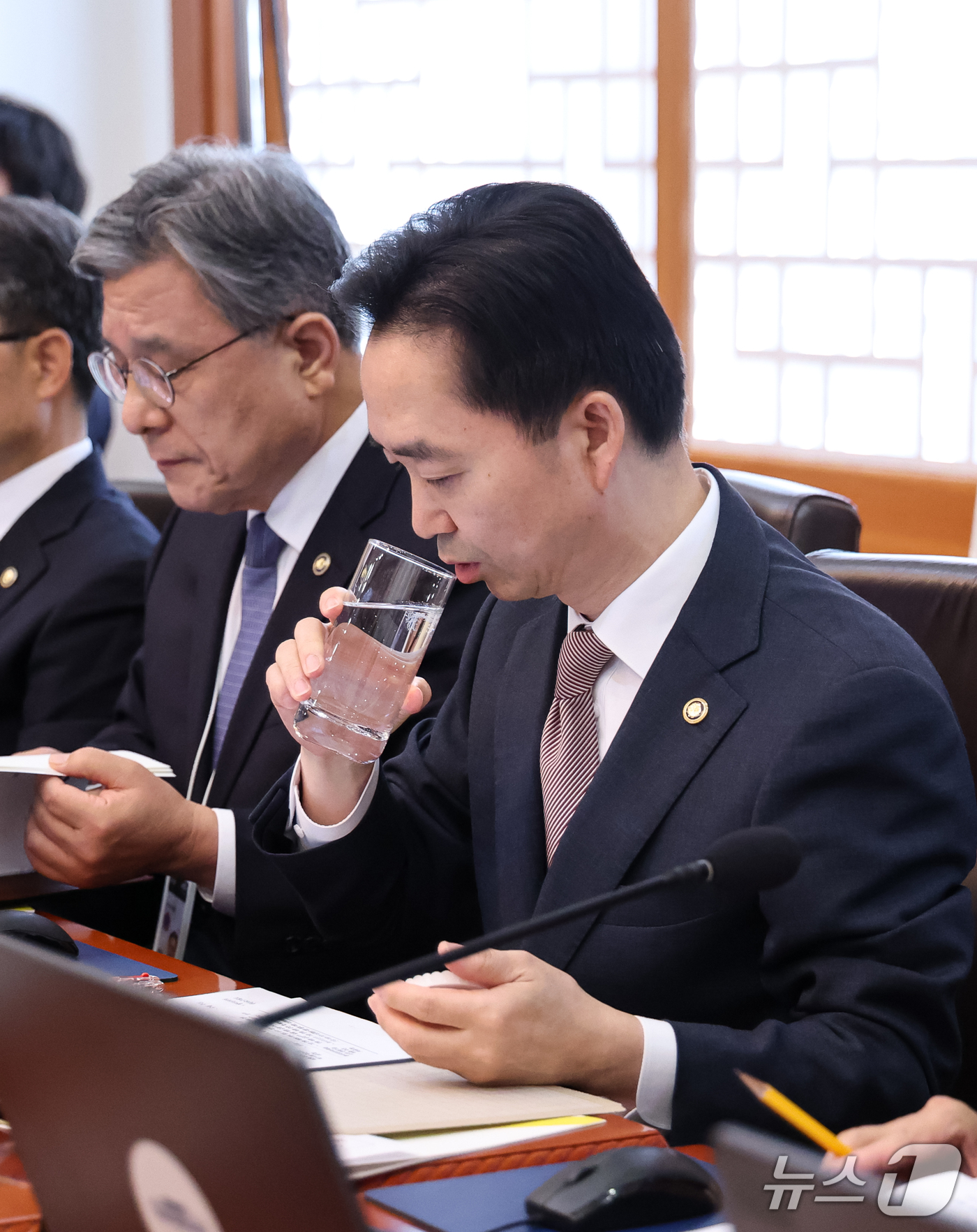 (서울=뉴스1) 이재명 기자 = 김지용 중대범죄수사청장이 27일 청와대에서 열린 국무회의에서 물을 마시고 있다. (청와대통신사진기자단) 2026.10.27/뉴스1
