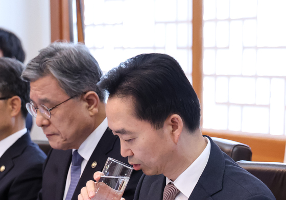 목 축이는 김지용 중수청장