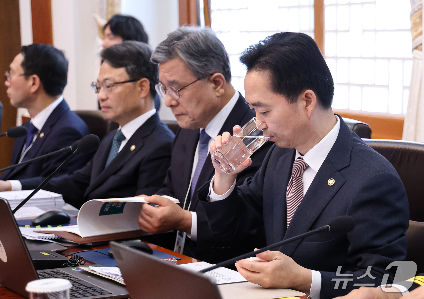 (서울=뉴스1) 이재명 기자 = 김지용 중대범죄수사청장이 27일 청와대에서 열린 국무회의에서 물을 마시고 있다. (청와대통신사진기자단) 2026.10.27/뉴스1