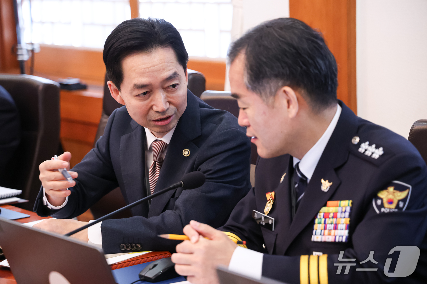(서울=뉴스1) 이재명 기자 = 김지용 중대범죄수사청장과 김종철 경찰청장 직무대행이 27일 청와대에서 열린 국무회의에서 대화를 하고 있다. (청와대통신사진기자단) 2026.10.2 …