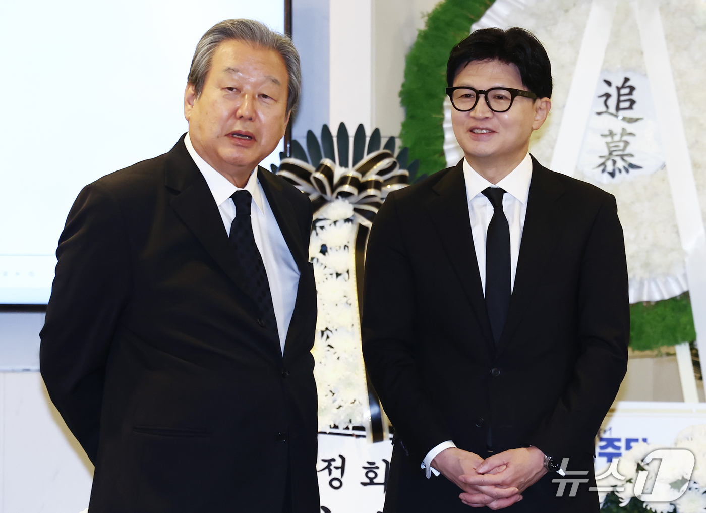 (서울=뉴스1) 김민지 기자 = 한동훈 무소속 의원이 27일 오전 서울 강남구 삼성서울병원 장례식장에서 열린 고 최형우 전 내무부 장관 영결식에서 김무성 전 새누리당 대표와 대화하 …