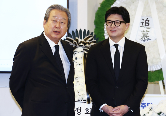 김무성 전 대표와 대화하는 한동훈 의원