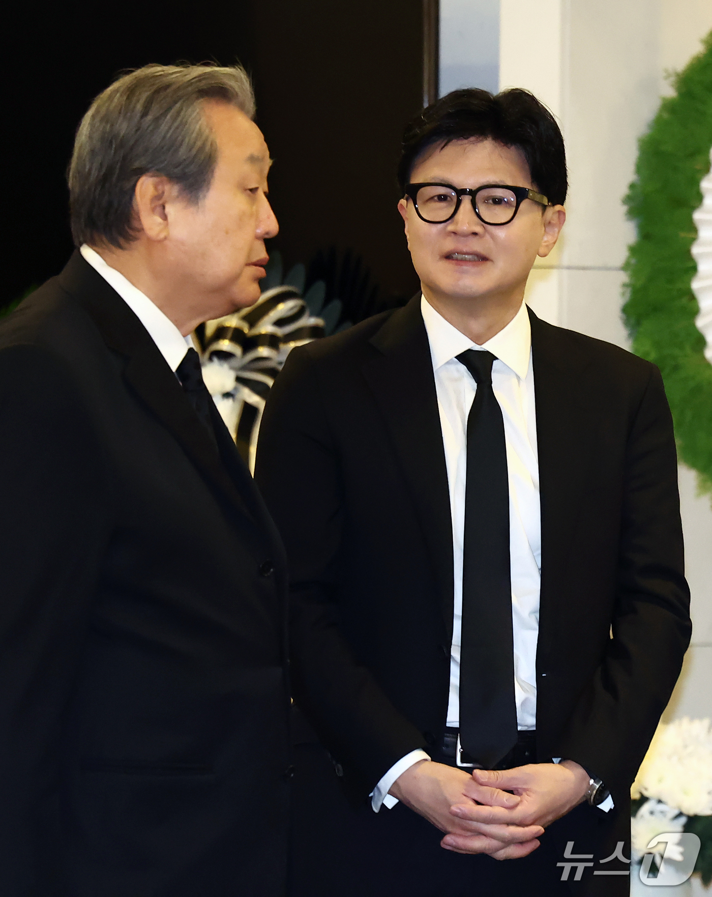 (서울=뉴스1) 김민지 기자 = 한동훈 무소속 의원이 27일 오전 서울 강남구 삼성서울병원 장례식장에서 열린 고 최형우 전 내무부 장관 영결식에서 김무성 전 새누리당 대표와 대화하 …