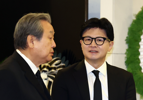 김무성 전 대표와 대화하는 한동훈 의원